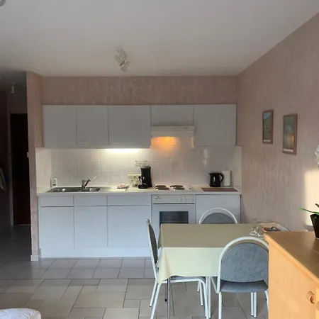 White Chateau Met Parking En Zonnig Balkon Apartment